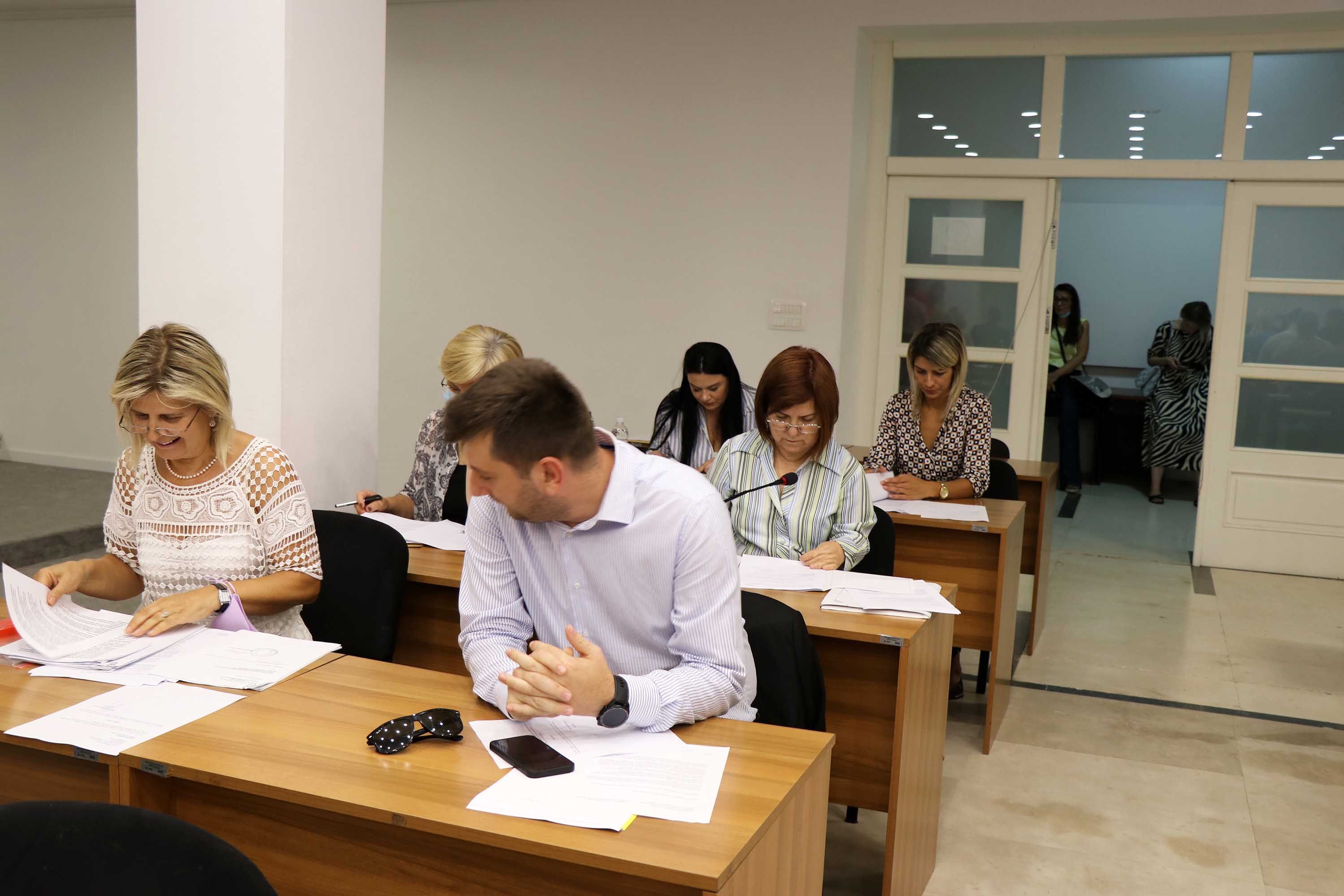 DVA PISMA I TRI JEZIKA: Srbi u Hercegovini postali konstitutivni