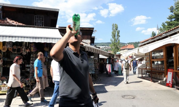 Svijet se prži: Tope se krovovi i piste, mostovi uvijaju u folije, cijevi pucaju...