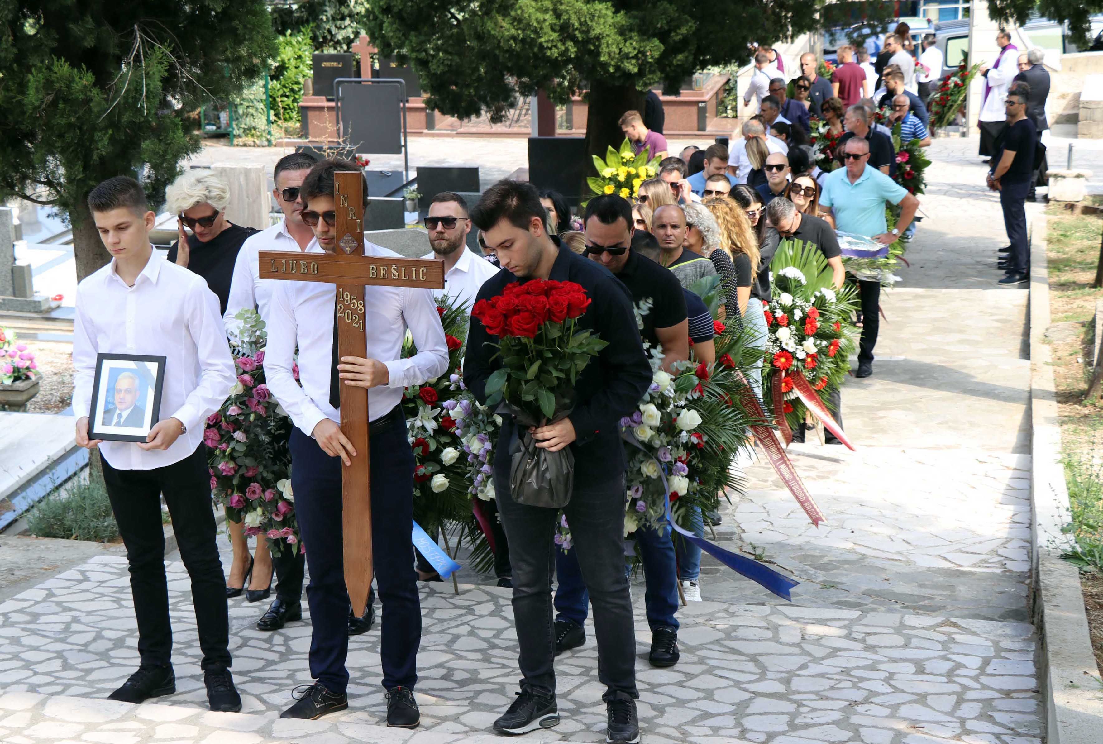 POKOPAN LJUBO BEŠLIĆ: Ispratila ga obitelj, građani i mnoga poznata lica (FOTO)