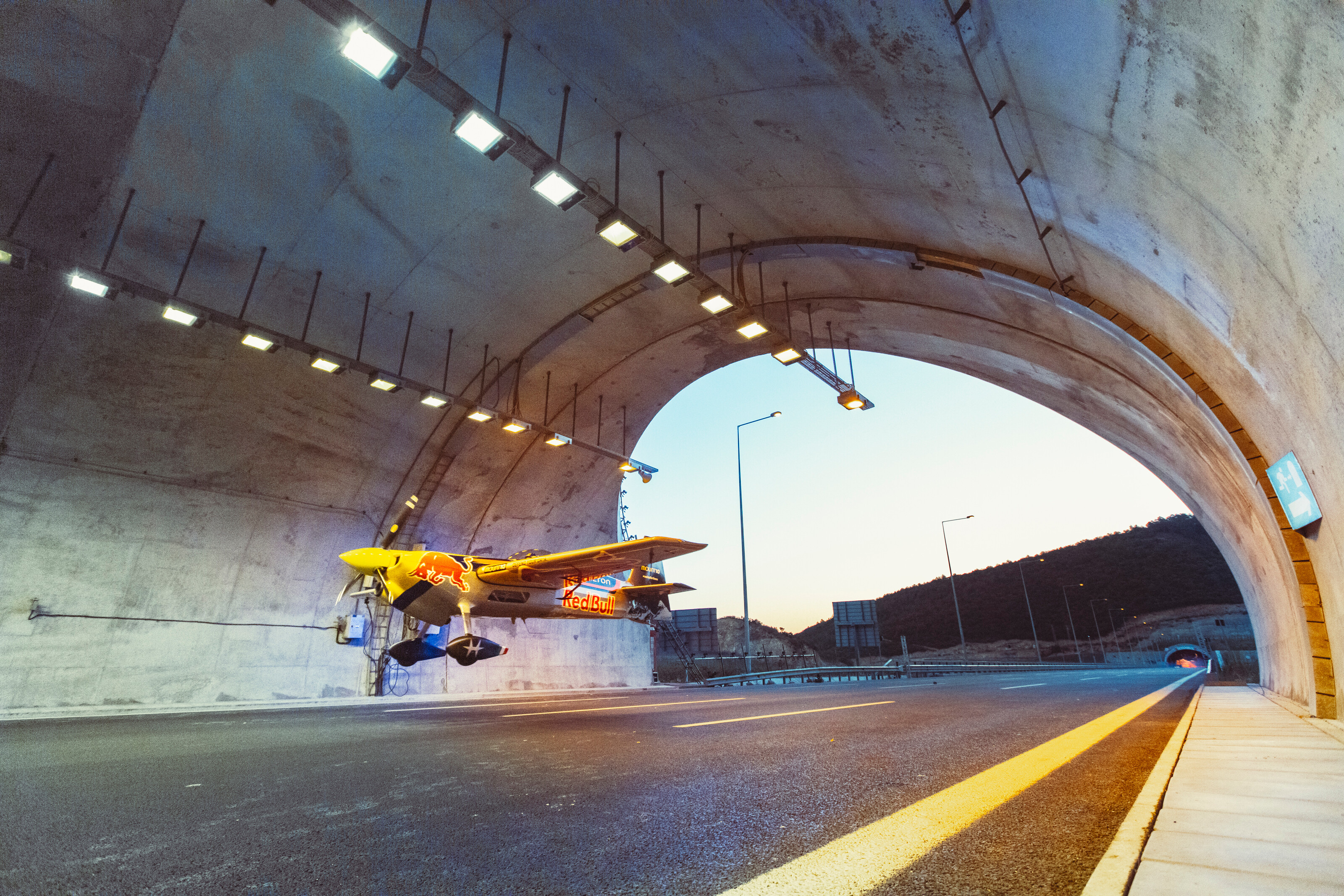 Talijan Dario Costa postao prvi čovjek koji je avionom letio kroz tunel