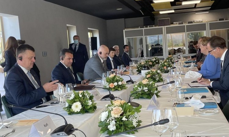 Tegeltija na ručku s Angelom Merkel