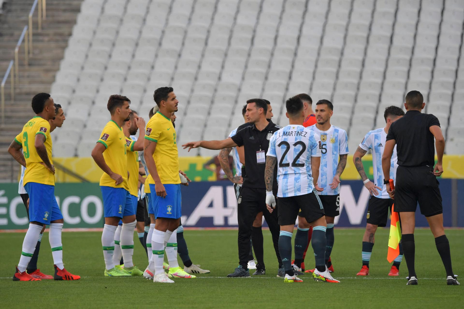 NESTVARNE SCENE: BRAZILSKE VLASTI POTJERALE ARGENTINSKE NOGOMETAŠE S TERENA USRED UTAKMICE!