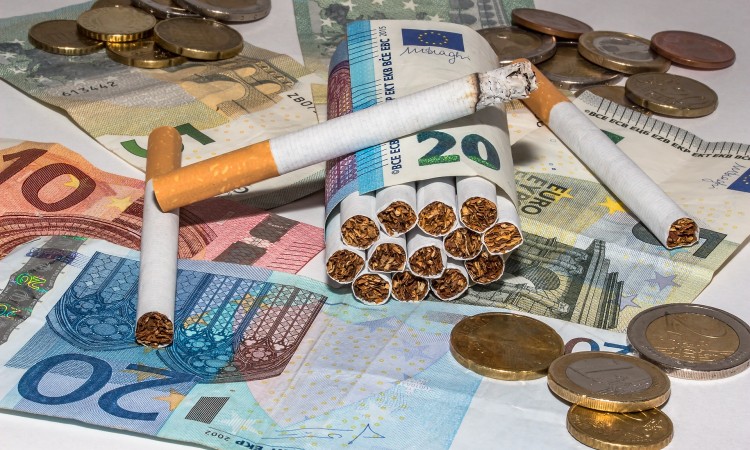 Vozač na granici kažnjen s 380 eura zbog 9 kutija cigareta