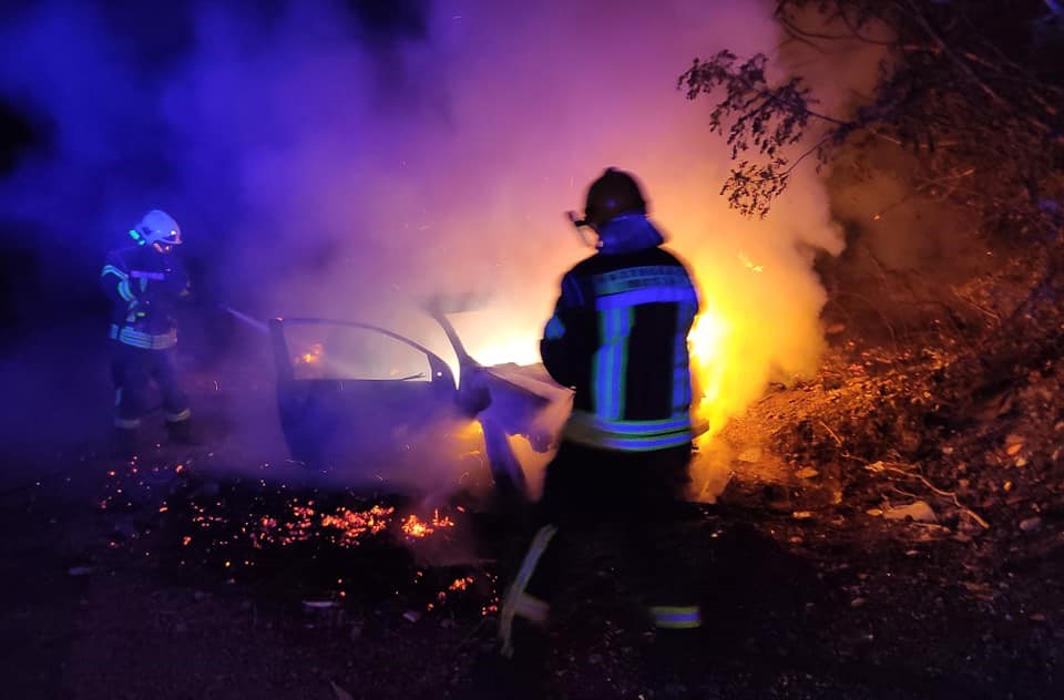 U pucnjavi u Mostaru ranjena jedna osoba pa vozilo zapaljeno