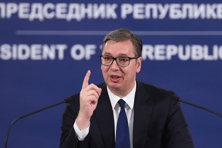 Vučić kaže da Srbija stalno kupuje oružje