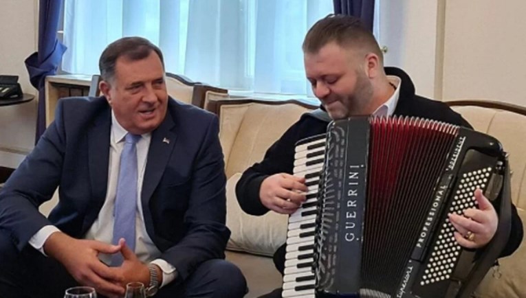 'SELJAK S DNA KACE': Dodik doveo harmonikaša u Predsjedništvo BiH (VIDEO)