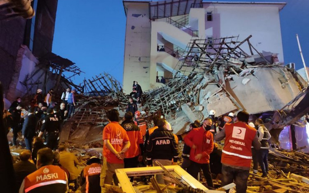 Deset ljudi zarobljeno u ruševinama zgrade u Turskoj