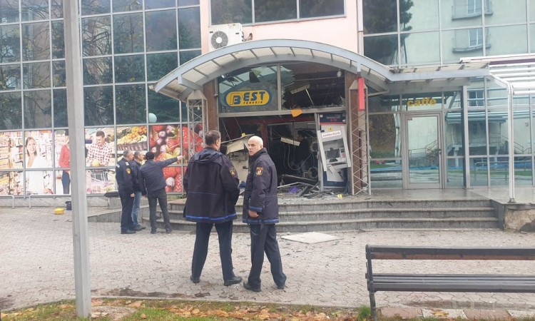 Plinskim bombama raznijeli dva bankomata