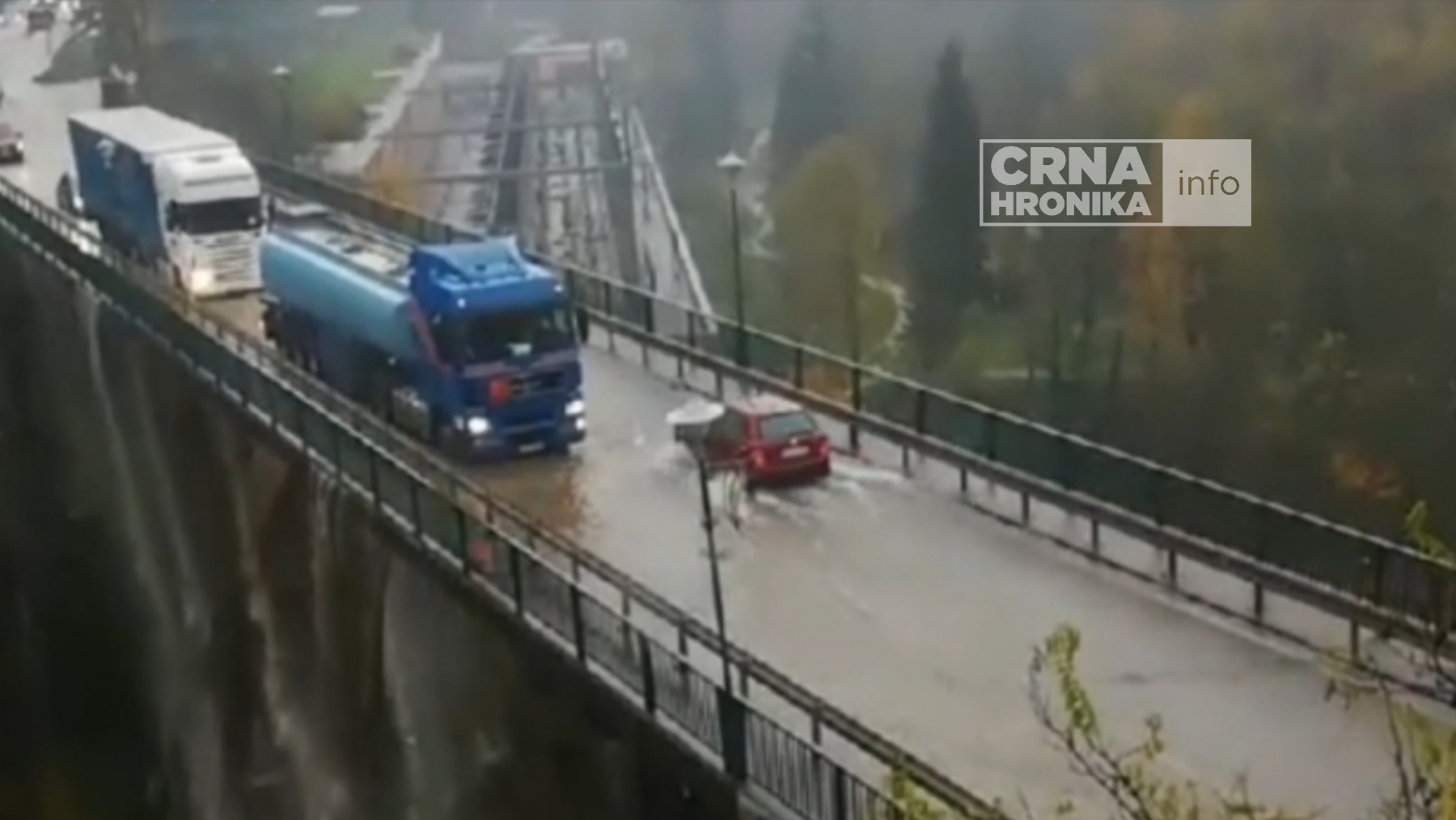 Voda potopila restoran u Jablanici (video)