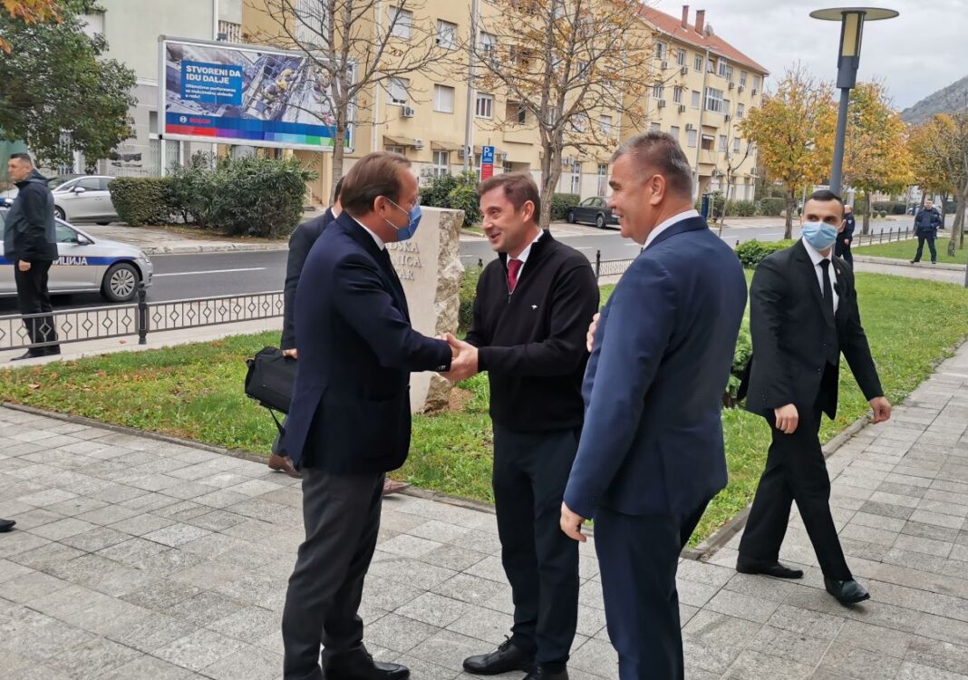 Varhelyi se sastao s Kordićem i Marićem