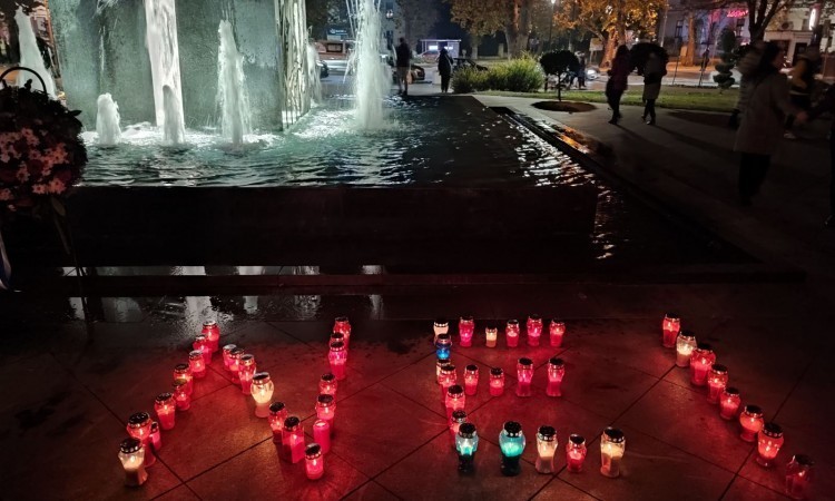 Mostarci zapalili lampione u obliku riječi NE