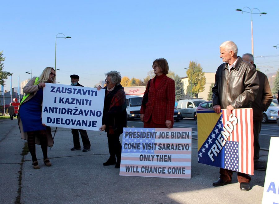 Protest građana ispred ambasade SAD-a u Sarajevu: “Palmer pravi treći entitet”