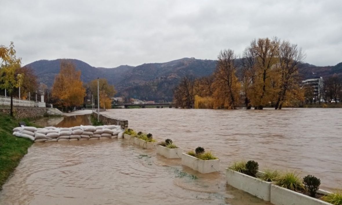 Dvojica radnika upali u rijeku Bosnu, u tijeku potraga