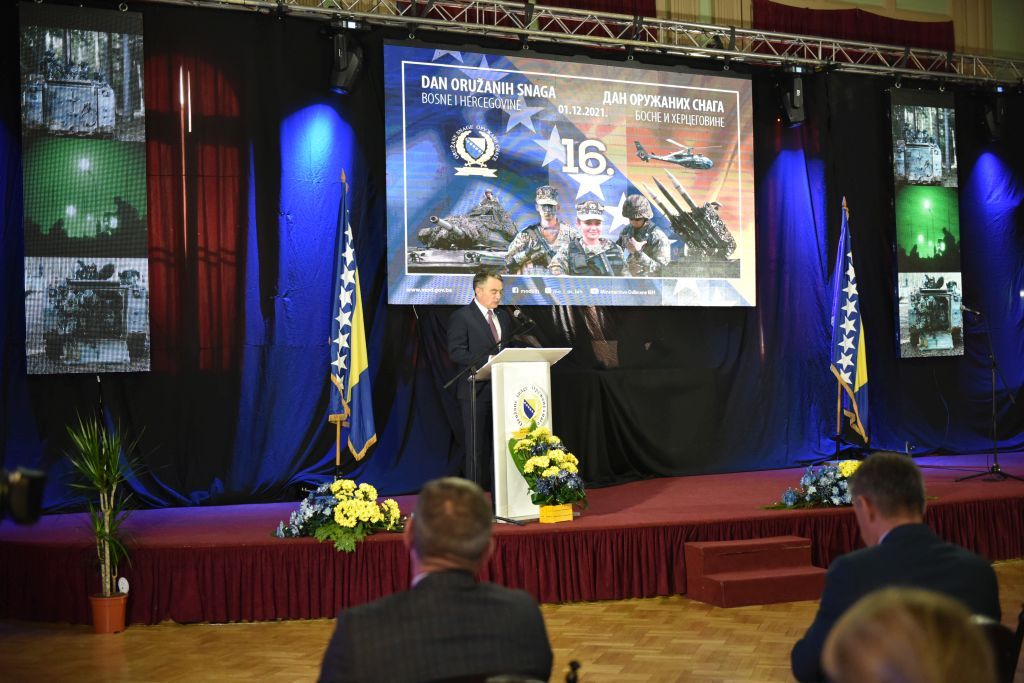 Oružane snage BiH obilježile 16. obljetnicu uspostave, Komšić upozorio Dodika