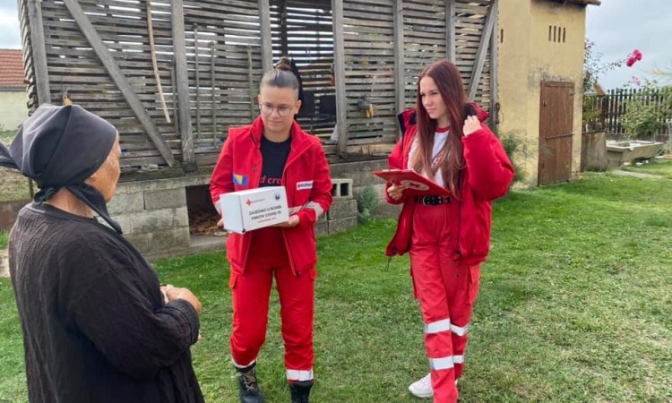 Crveni križ FBiH podijelio 2.760 paketa sa hranom i 830 vitaminskih setova