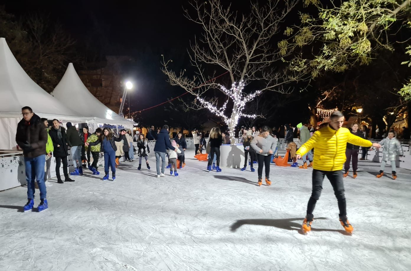 Večeras Crvena jabuka, do Nove godine bogat program na Adventu