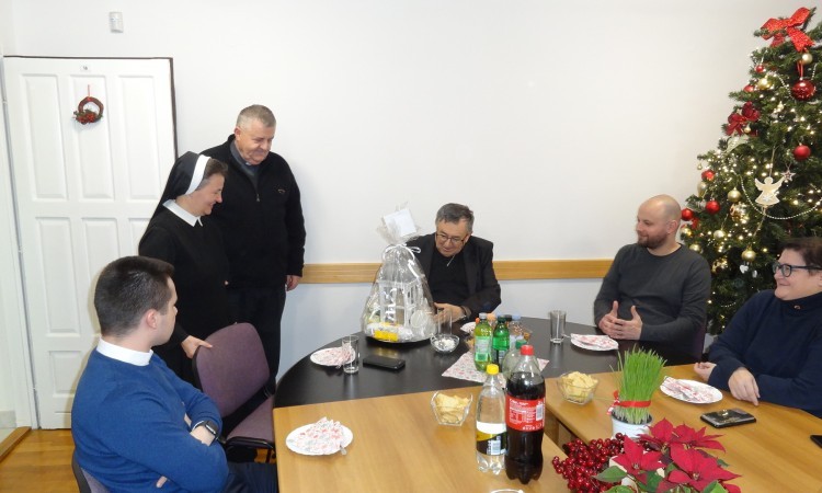 Kardinal Puljić posjetio Središnjicu Caritasa BiH