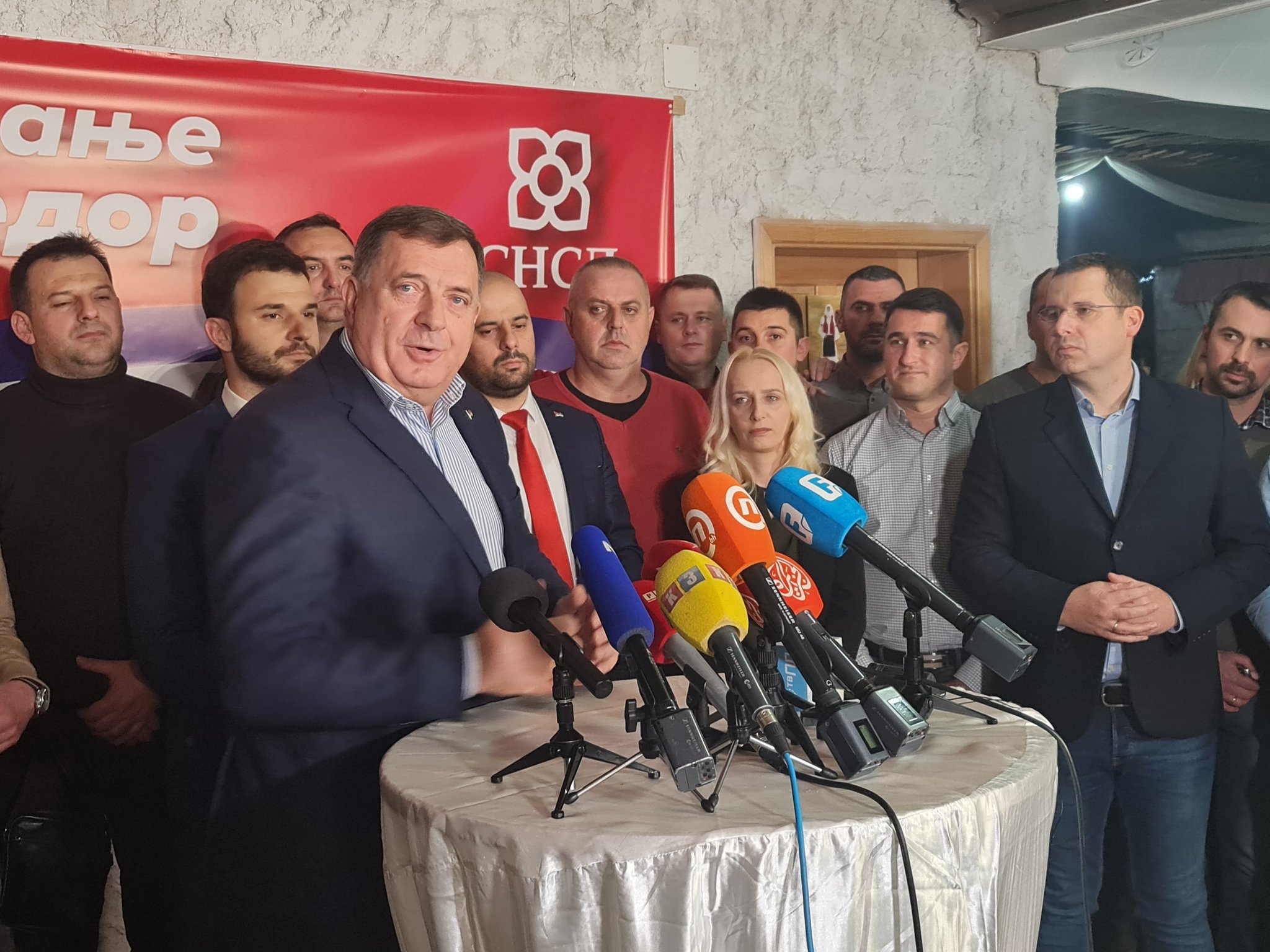 SNSD proglasio pobjedu u Prijedoru, Dodik donio rakiju i zapjevao