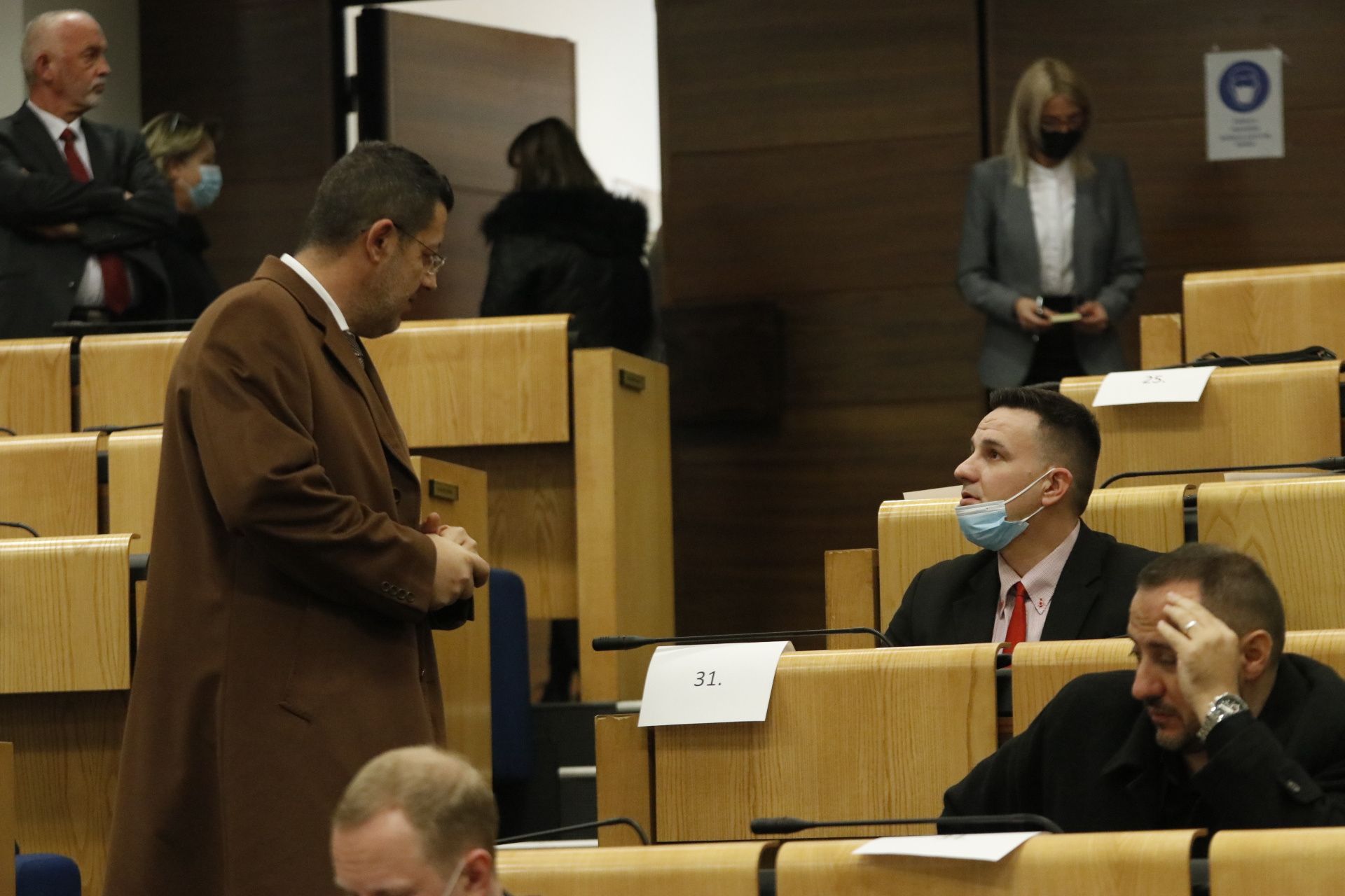 Pauza u zasjedanju Domu naroda, delegati traže dolazak premijera i ministra