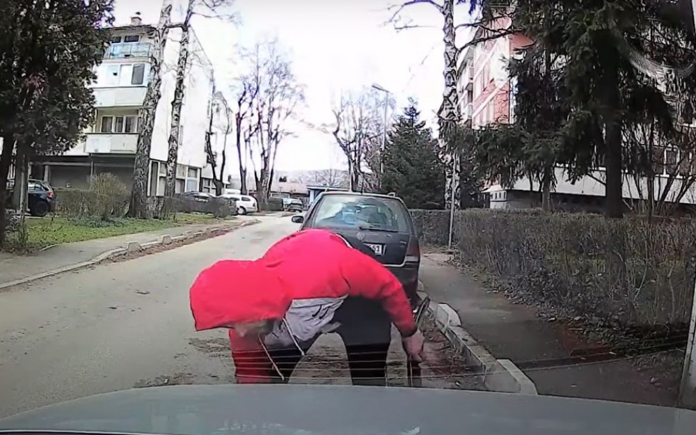 VIDEO: Pogledajte krađu dijelova automobila u Sarajevu usred bijela dana