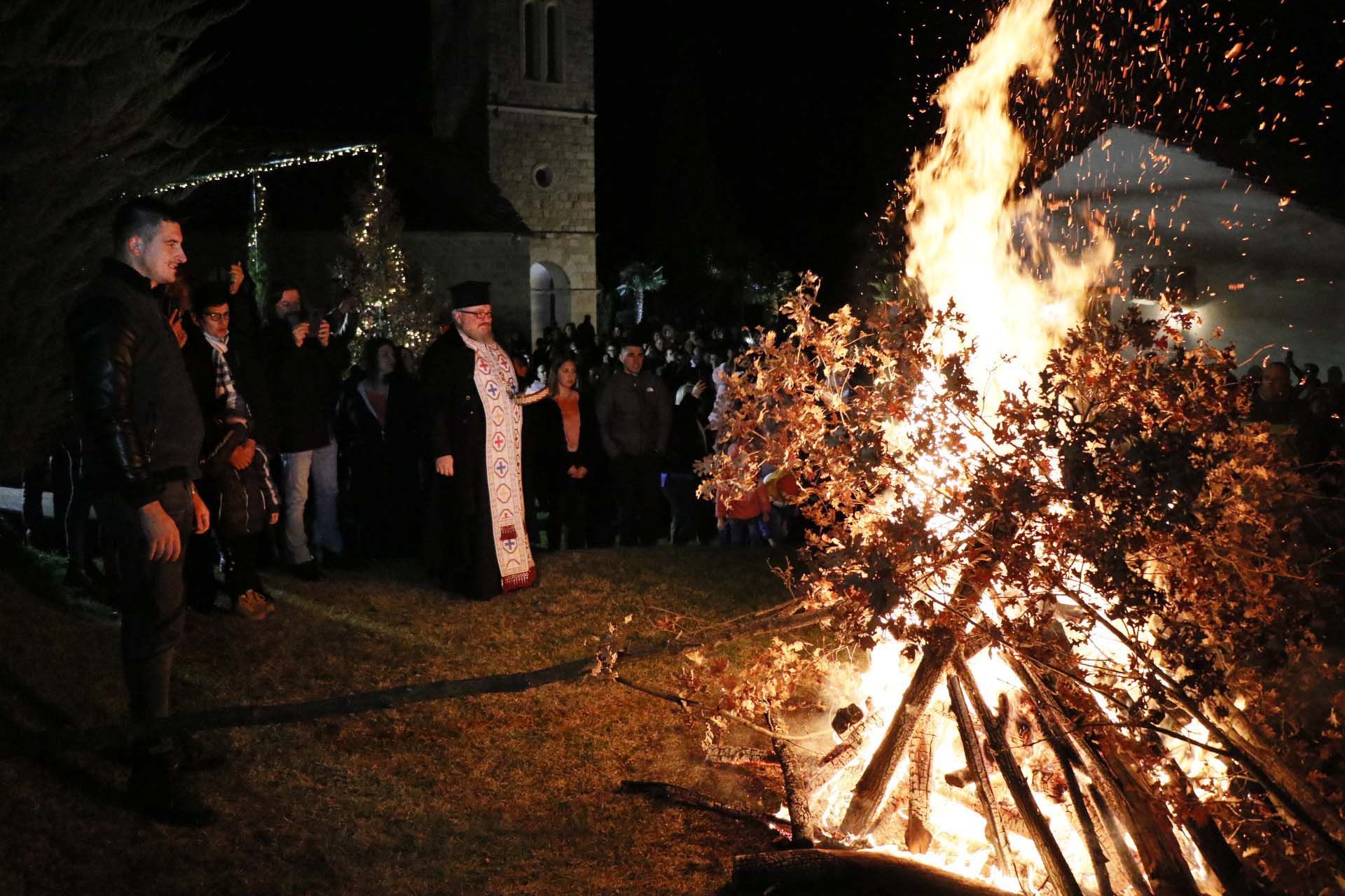 Paljenjem badnjaka u pravoslavnim hramovima počelo praznovanje Božića