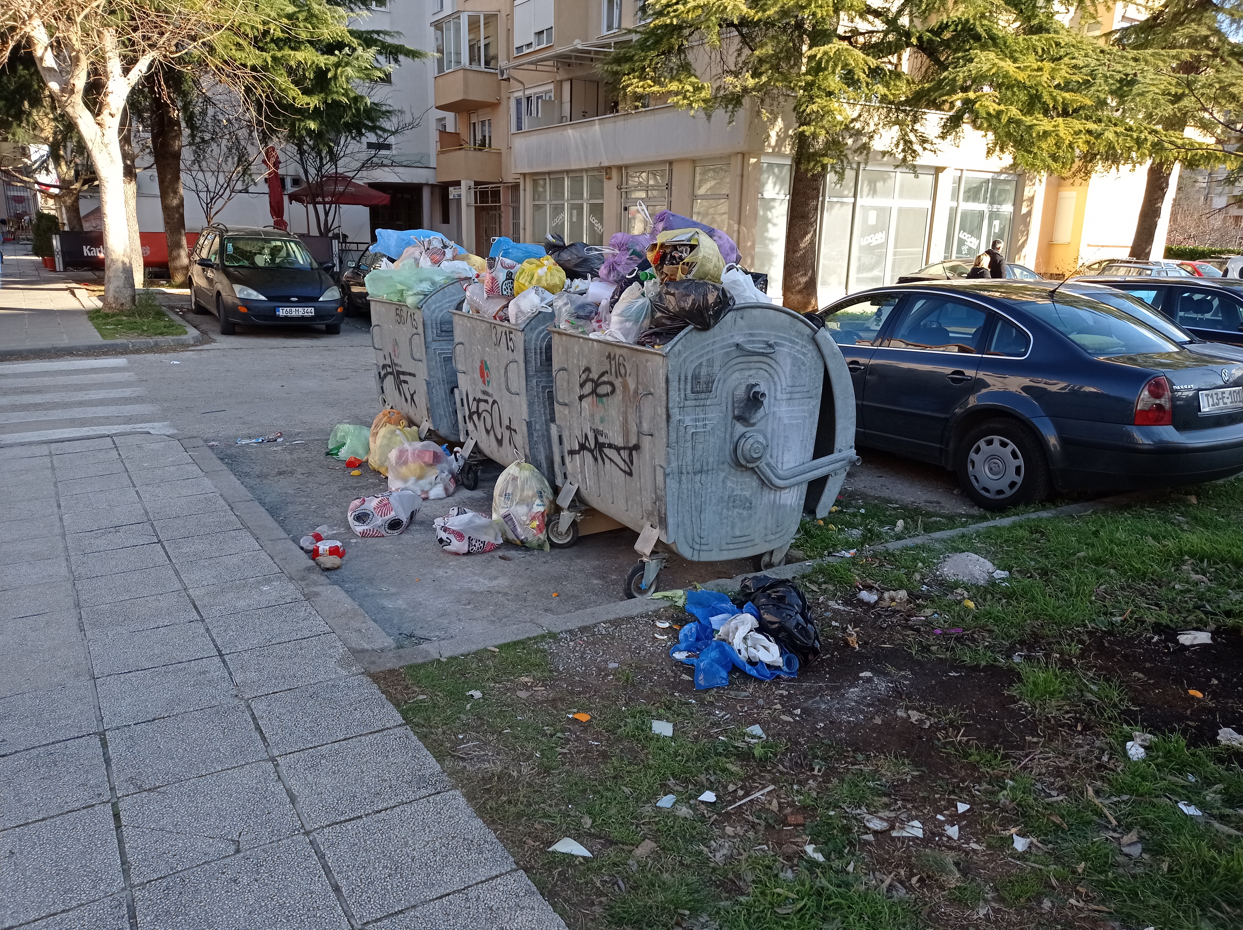 Mostarske gradske službe prespavale? Smeće se gomila, parking aparat ne radi...