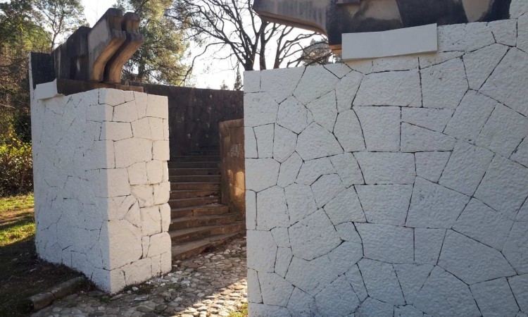 Kordić osudio grafite na "Partizanskom", gradske službe ih 'prefarbale'