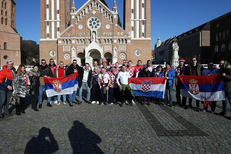 Hrvatski i srpski navijači skupa čekaju utakmicu i pjevaju: "Bježite, ljudi, bježite iz grada", "Ovdje nitko nije normalan"