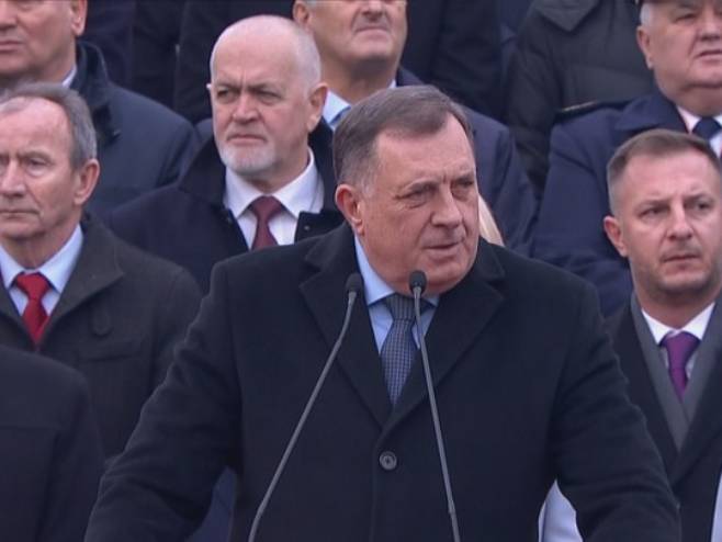 Paradom obilježili neustavni praznik, Dodik poručio kako je RS država, ratni zločinac na počasnom mjestu
