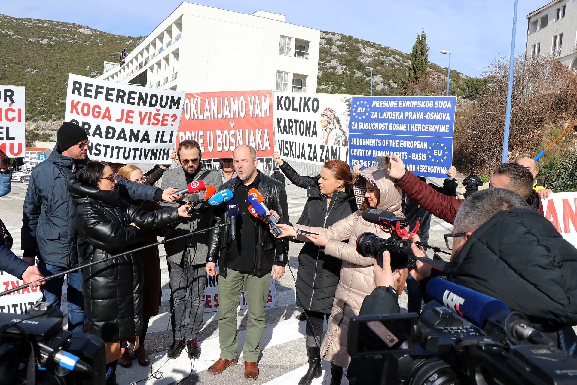 Prosvjednici u Neumu traže uhićenje pregovarača