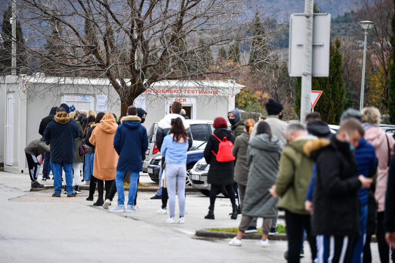'Delta val' odnio rekoran broj preminulih, Omicron ruši rekorde zaraženih