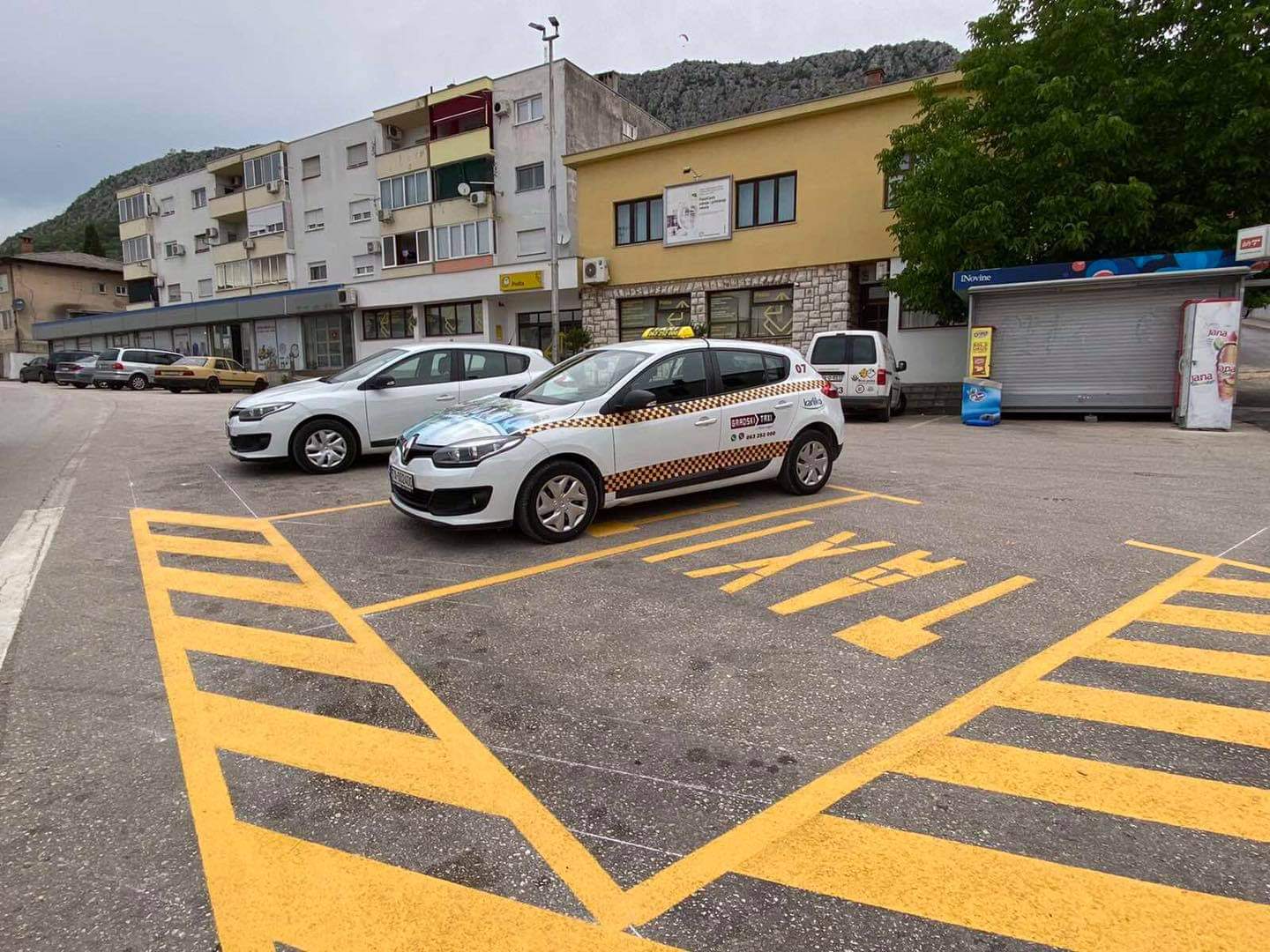 Za uporabu taksi-stajališta 150 KM, a za dopunsku taksi-oznaku 15 KM