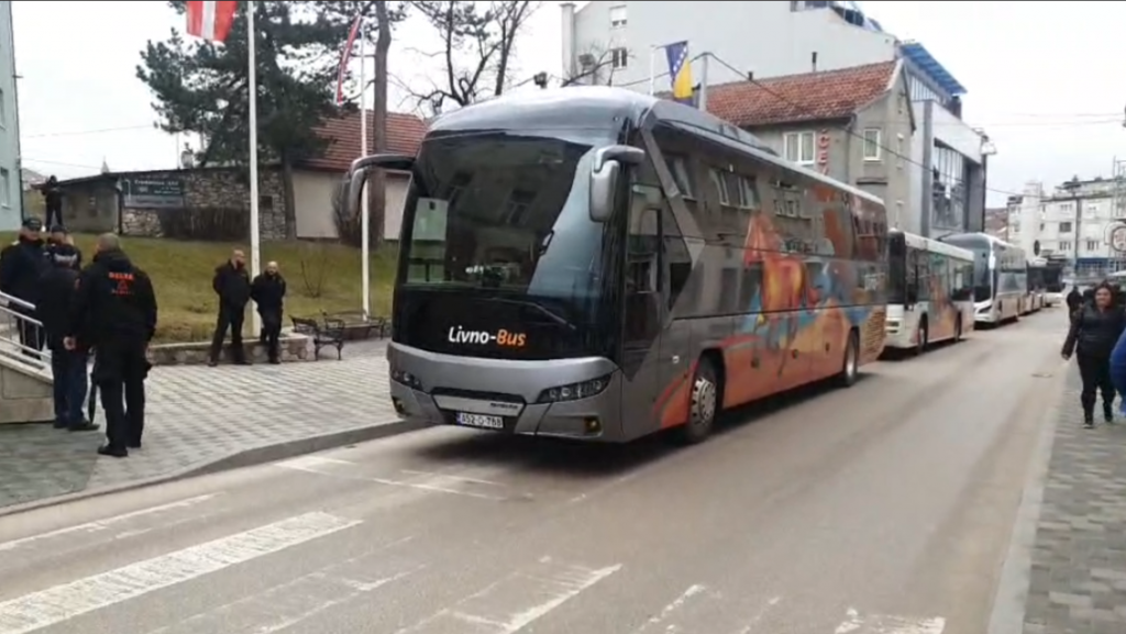 Autobusi Livno Busa blokirali Gradsku upravu i Sud u Livnu