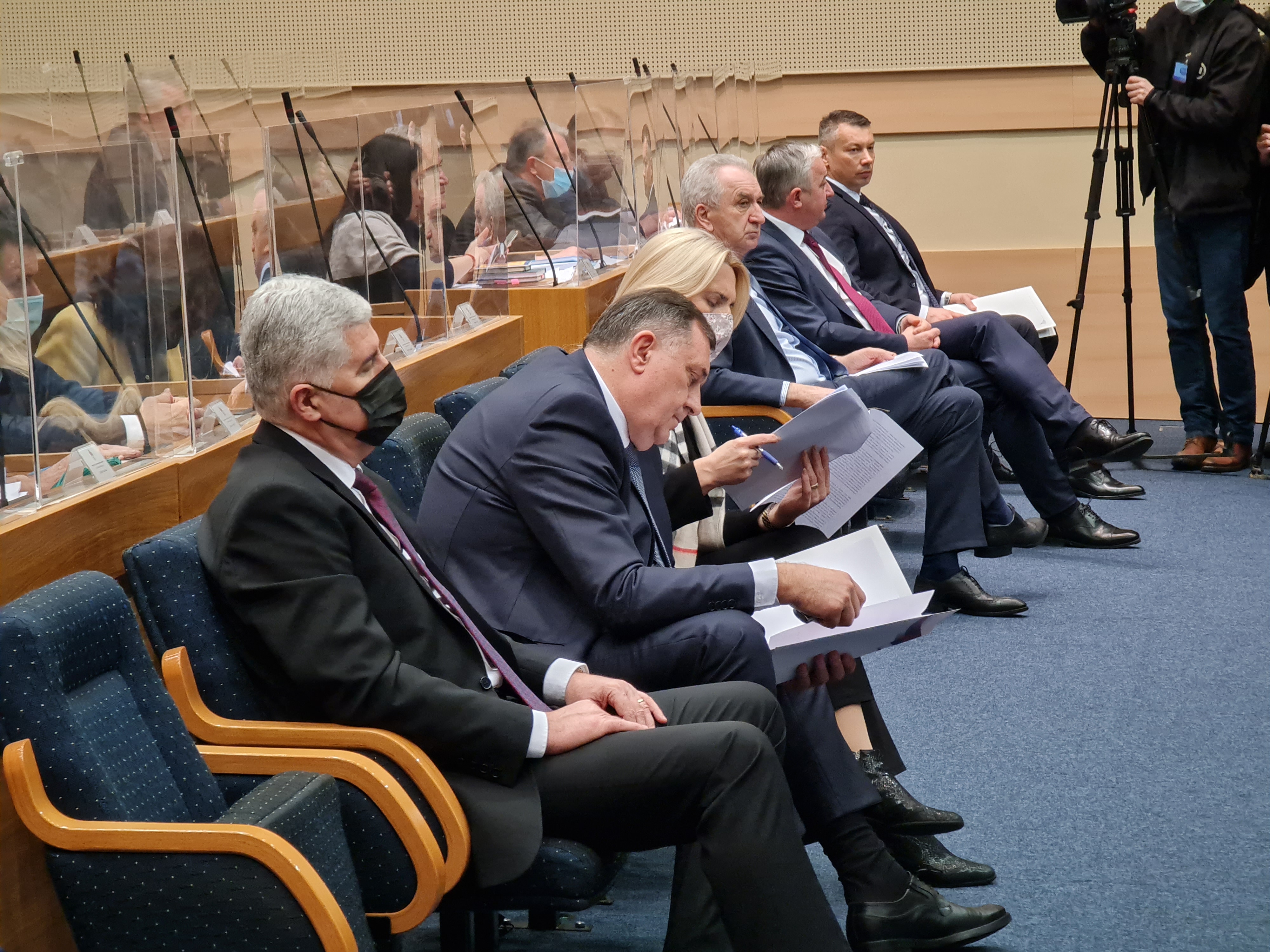 Buran početak posebne sjednice NSRS, Čović u prvom redu pored Dodika