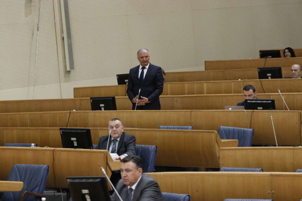 Helez pitao Bevandu tko potpisuje plaće onima koji ne dolaze na posao