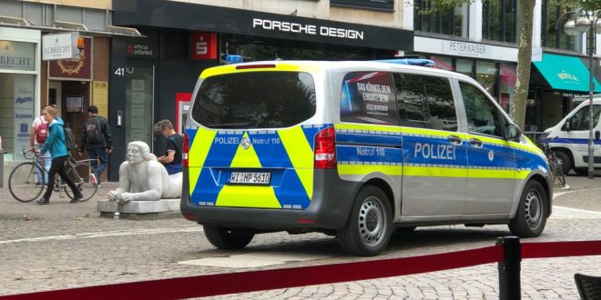 Desni ekstremist pokušao pregaziti policajca