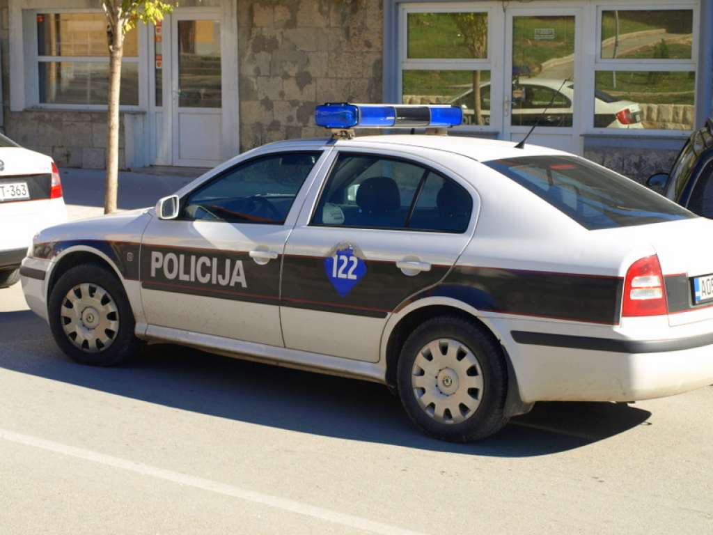 "PLESALI POLUGOLI": Policijska potjera u Mostaru