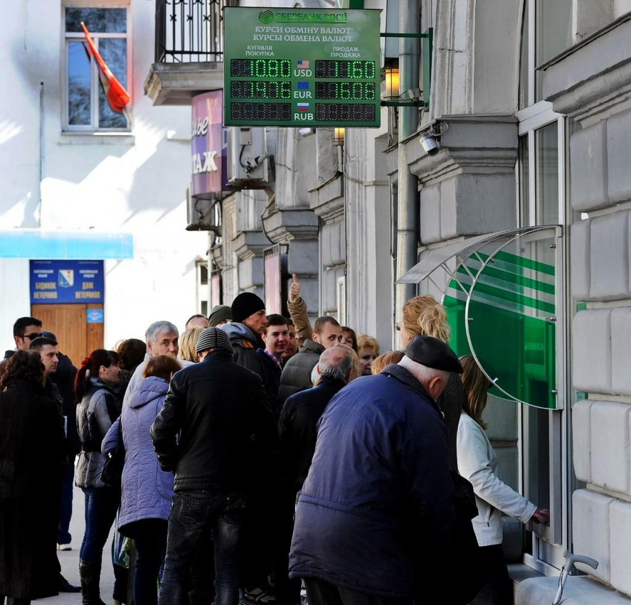Uspaničeni Rusi navalili na bankomate: ‘U šoku sam, deviza nigdje, što će mi ova hrpa papira!‘
