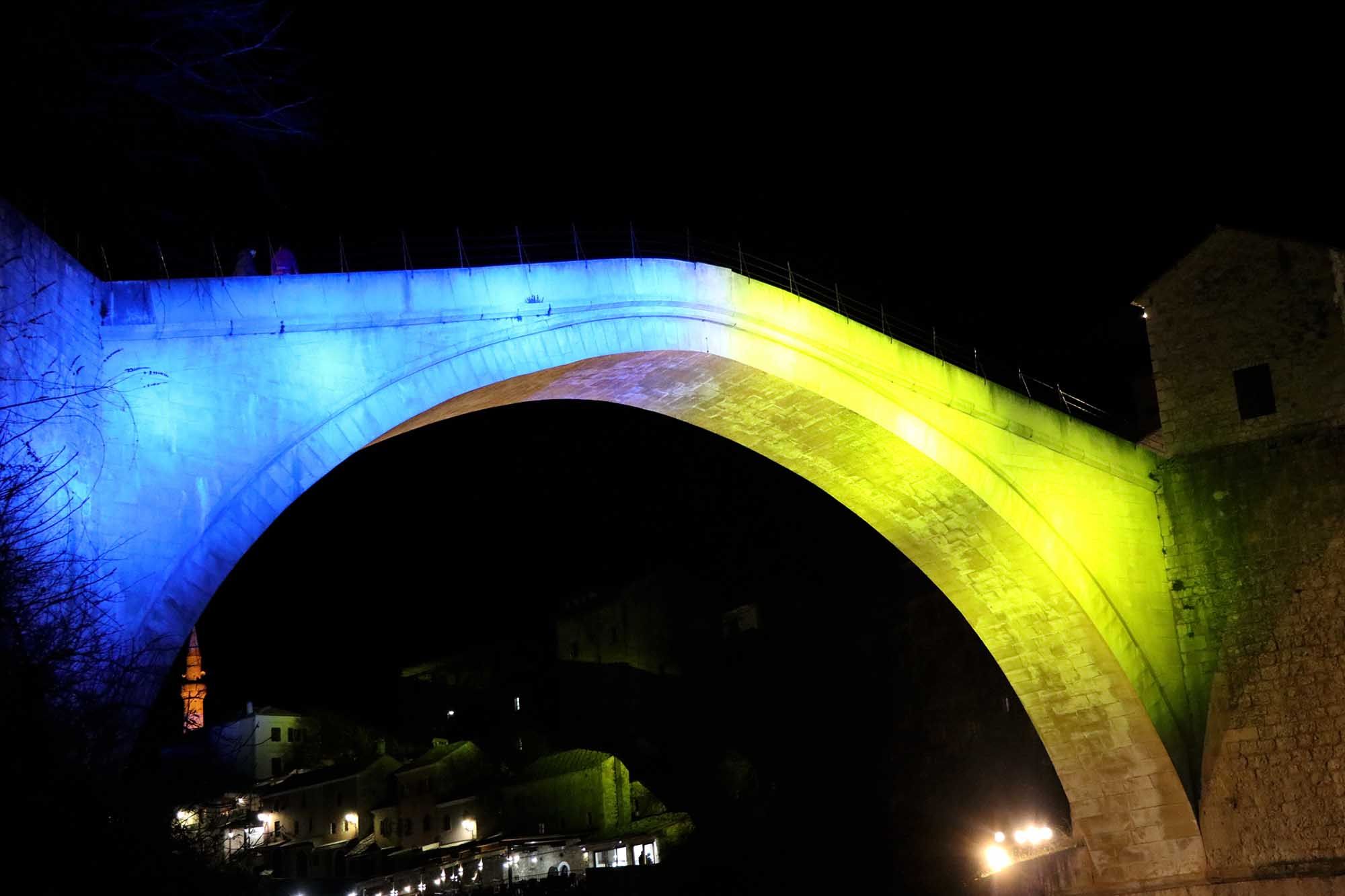 Stari most osvijetljen bojama Ukrajine
