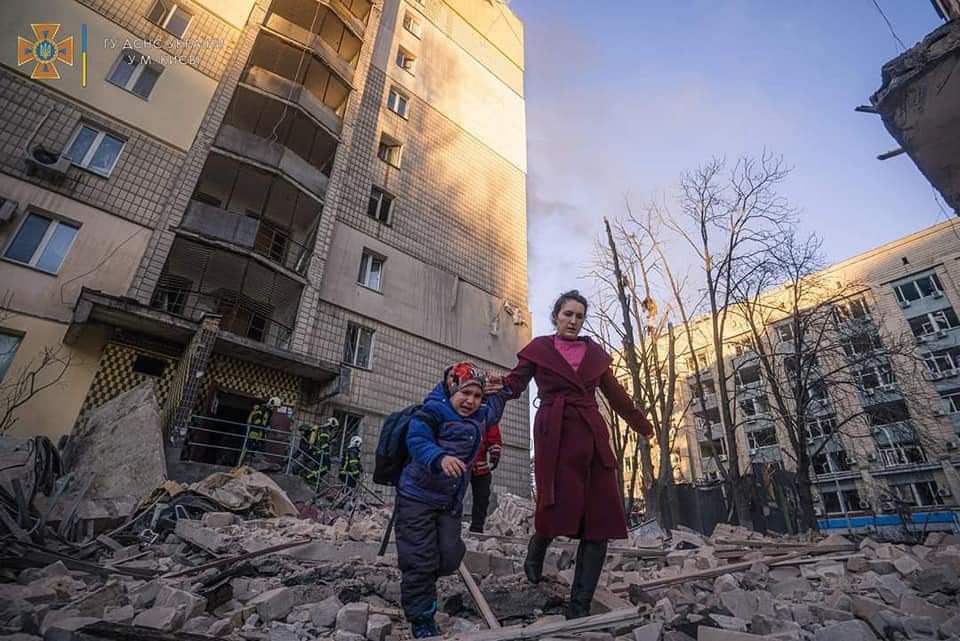Rusi gađaju civilne ciljeve u više gradova, pogođen neboder u Kijevu (VIDEO)