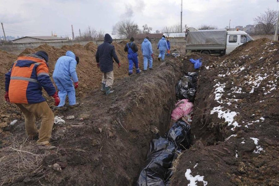 Ukrajinci mrtve pokapaju u masovne grobnice, Rusi u jednom gradu ubili 1582 civila