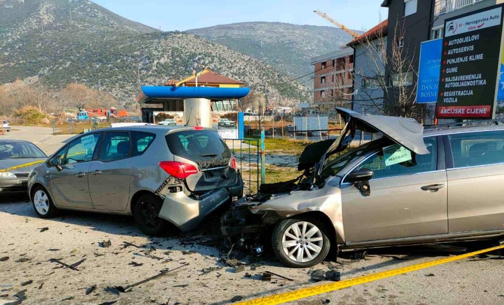 MOSTAR: Eksplozivom u zrak dignuta dva vozila