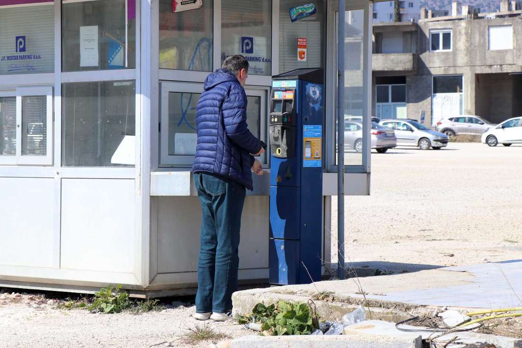 ZAŠTO NE BI UZELI JOŠ PARA OD GRAĐANA!? Uskoro naplata kvartovskih parkinga u Mostaru