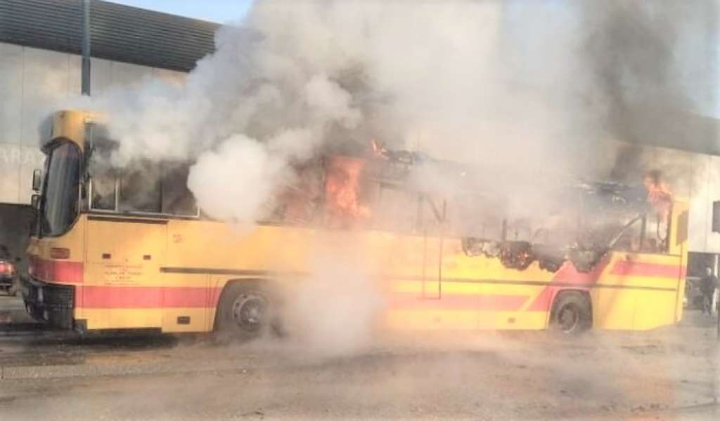 Izgorio autobus, oštećena i dva automobila