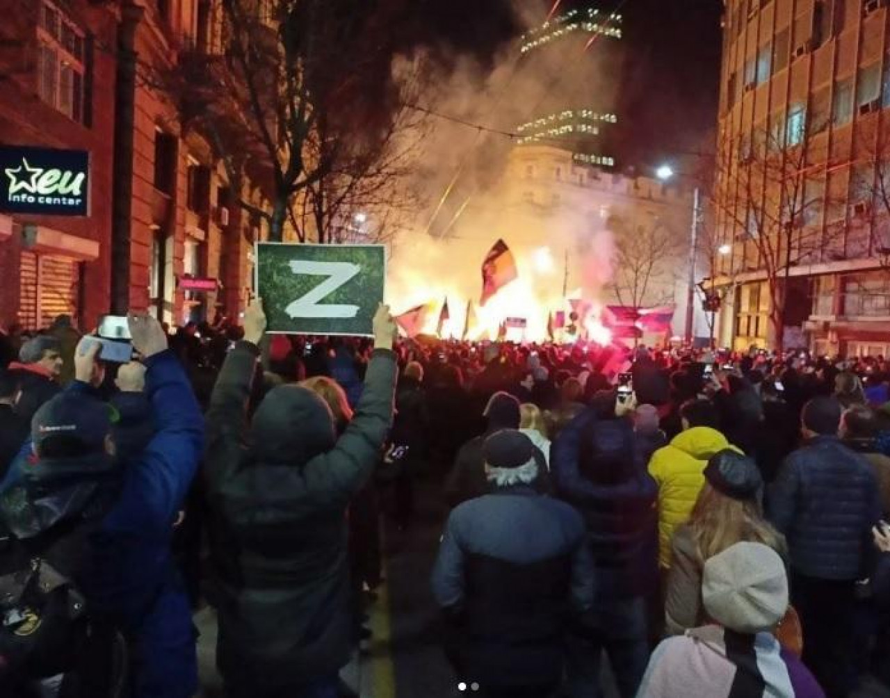 Veliki skup podrške Rusiji u centru Beograda, palile se baklje i skandiralo: ‘Vučiću, izdajniče‘