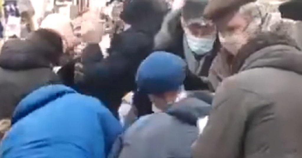 VIDEO Tužne scene iz Rusije: Ljudi se doslovce mlate za posljednji kilogram šećera