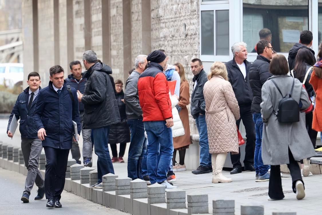 Surova realnosti: Političari idu na pregovore i moraju zaobići građane u redu za odlazak iz BiH