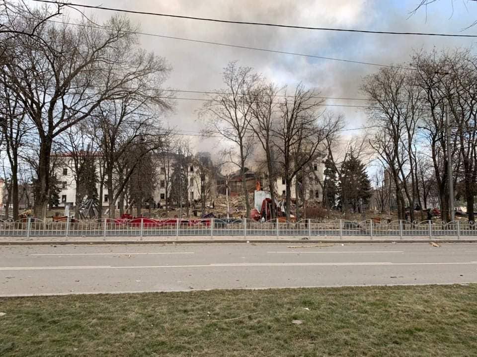 VIDEO: Rusi bombardirali kazalište u kojem se sakrilo 1000 ljudi, ubijeno i 10 civila u redu za kruh