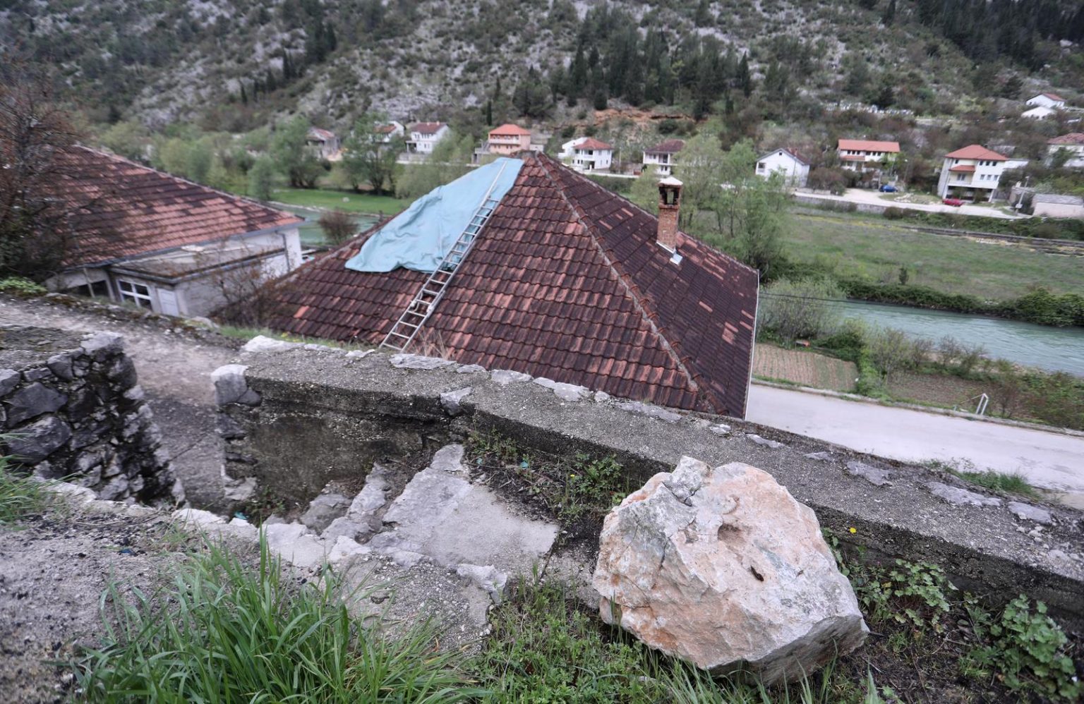 Odroni kamenja prijete kućama na potezu od čak dva kilometra