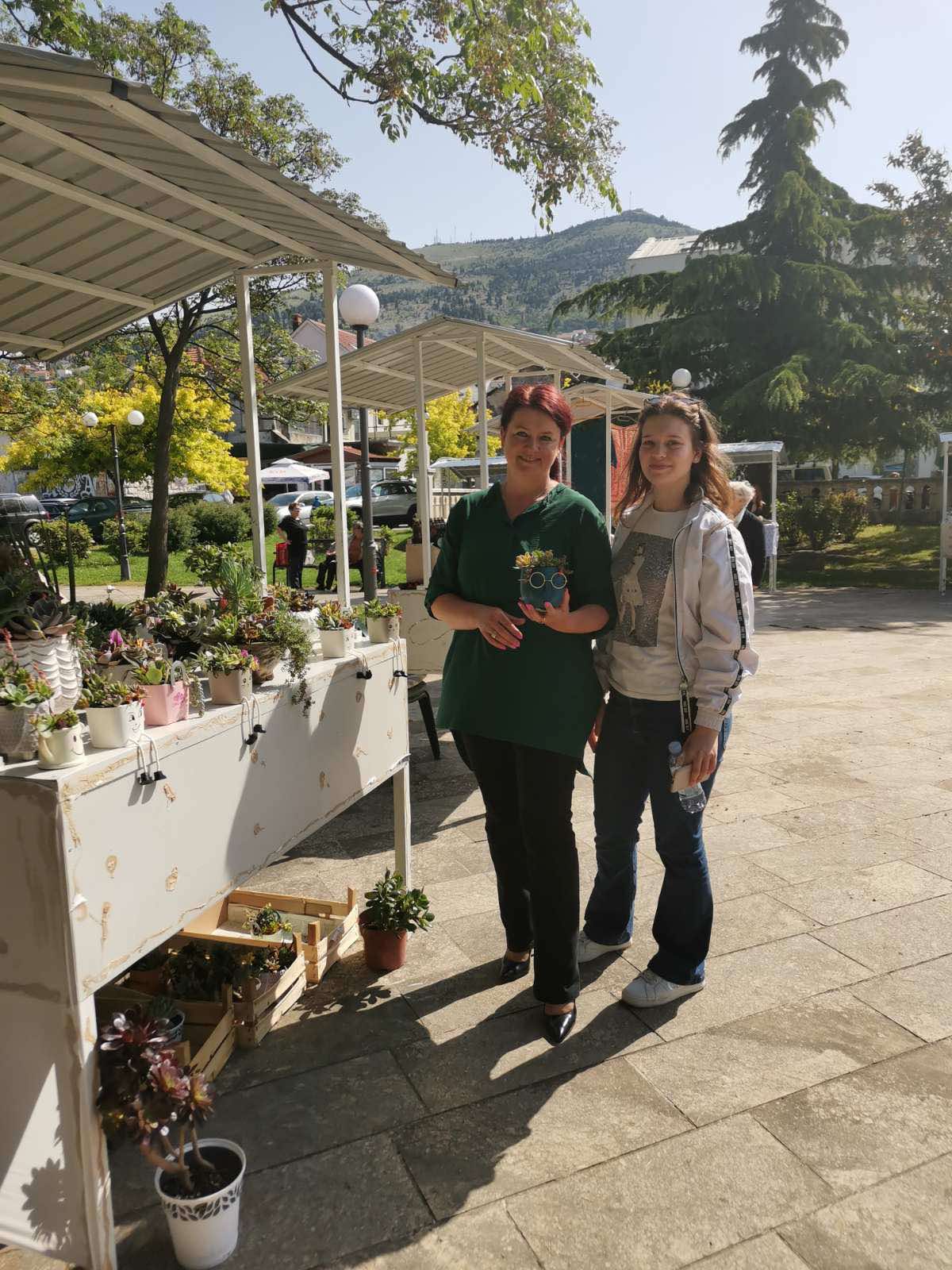 Rukotvorine i delicije na mostarskom bazaru